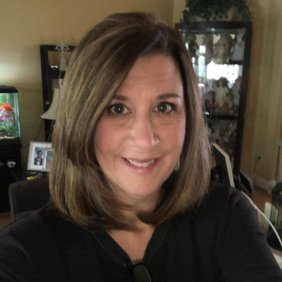 Welcome to my closet! ๐ - Picture 1 of 3